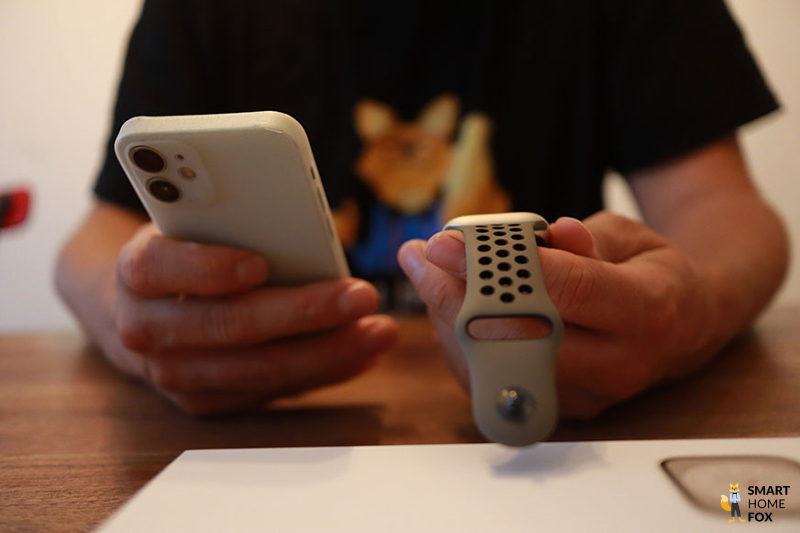 Часы Apple Watch 8 рядом с iPhone.